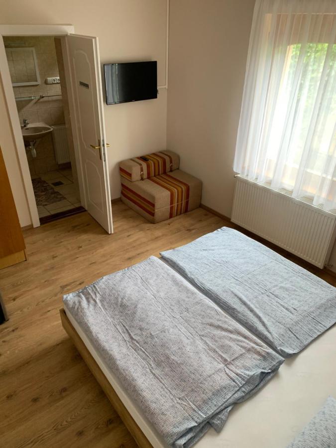 Zsuzsa Apartman ハイデゥソボスロー エクステリア 写真