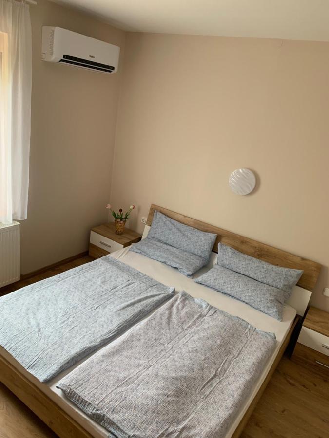 Zsuzsa Apartman ハイデゥソボスロー エクステリア 写真