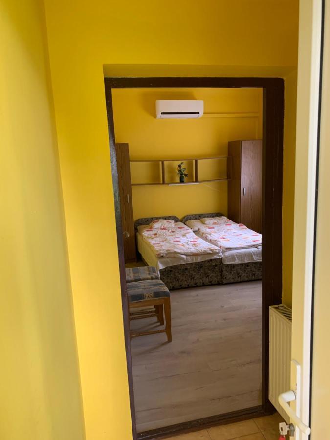 Zsuzsa Apartman ハイデゥソボスロー エクステリア 写真