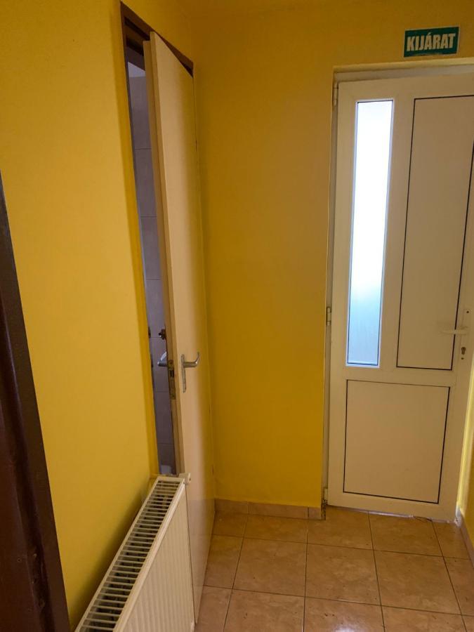 Zsuzsa Apartman ハイデゥソボスロー エクステリア 写真