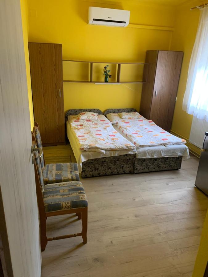 Zsuzsa Apartman ハイデゥソボスロー エクステリア 写真