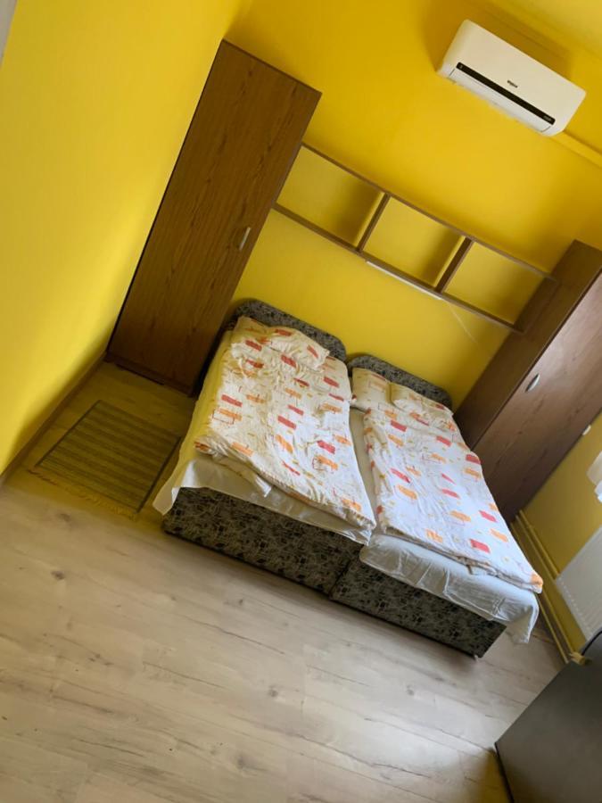 Zsuzsa Apartman ハイデゥソボスロー エクステリア 写真