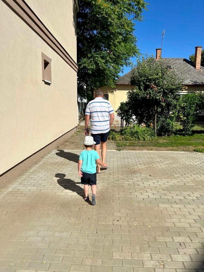 Zsuzsa Apartman ハイデゥソボスロー エクステリア 写真